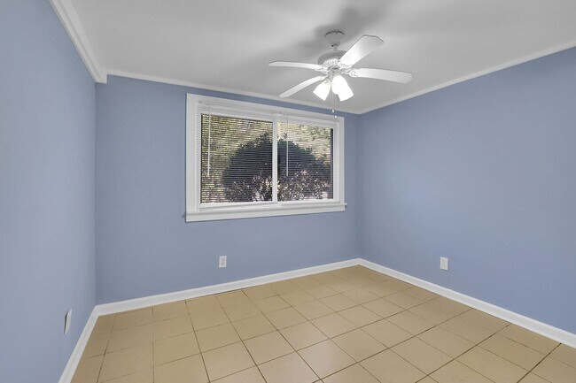 Building Photo - Beautiful, Newly Renovated 5 Bed 2 Bath si...