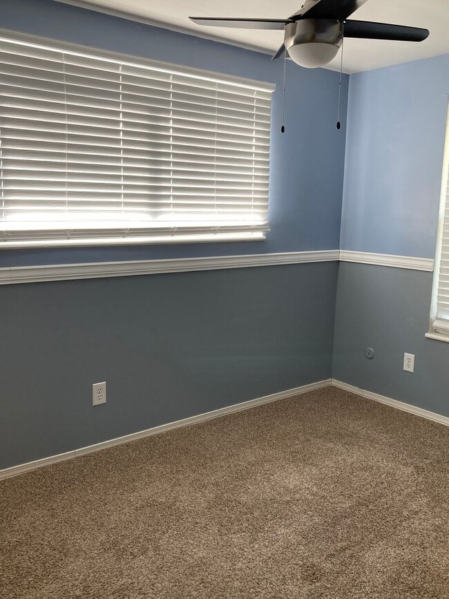 Building Photo - 3 Bedroom, 1 Bath Ranch Home w/Attached 1 ...