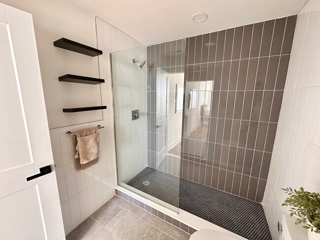 Building Photo - 2430 E Tioga St