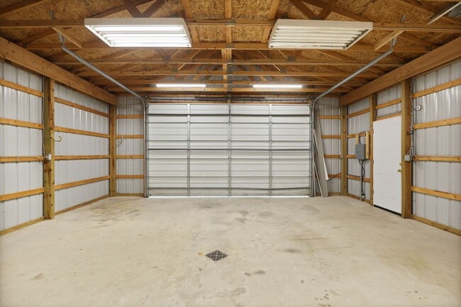 Building Photo - Charming 2 Bedroom Home with Pole Barn Gar...