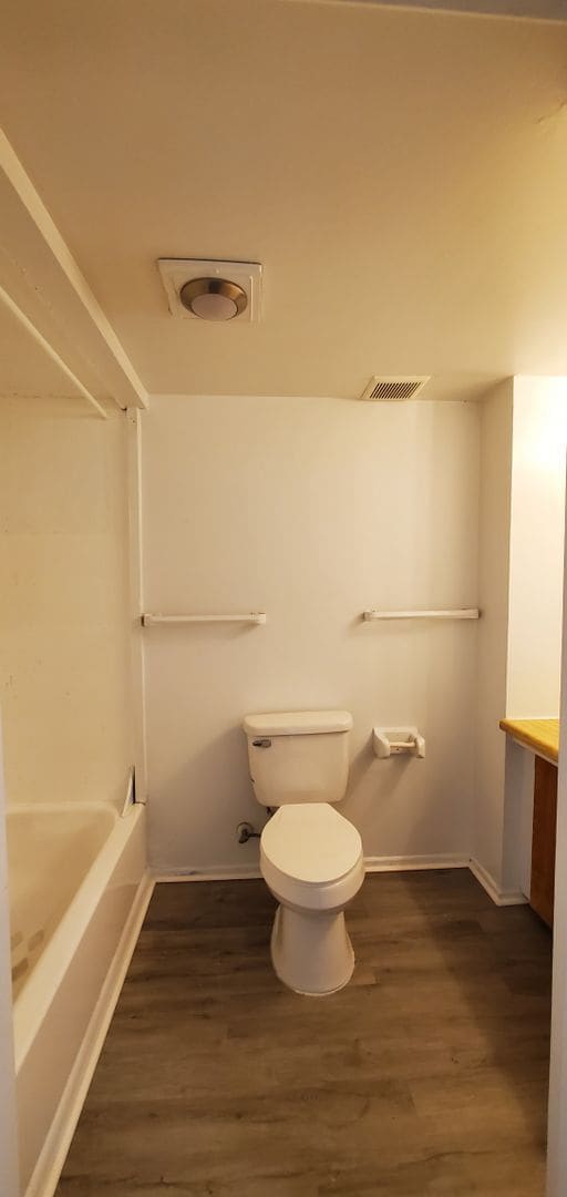 Building Photo - Move In Special - Large Renovated 650sq.ft...