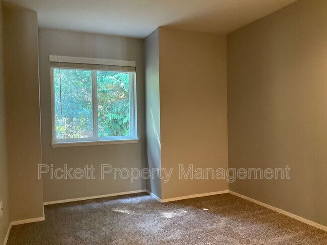 Building Photo - 1307 NW Slate Ln