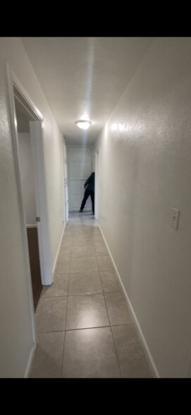 Building Photo - 400 Sunset Dr