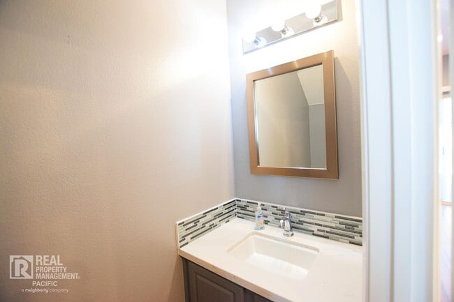 Building Photo - Newly Renovated 4 Bedroom with Parking