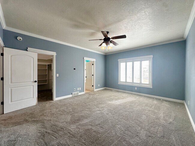 Building Photo - Stunning 6 Bed / 3 Bath | Great Location | Expansive Living Space