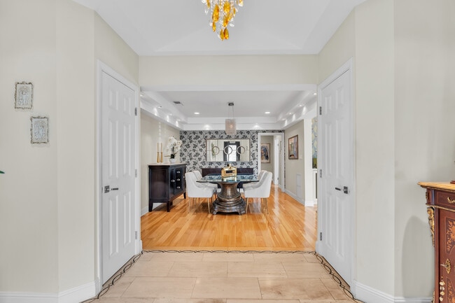 Building Photo - 326 N Doheny Dr