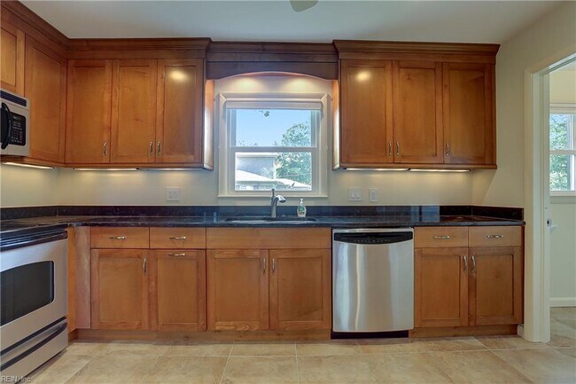 Building Photo - 949 General Beauregard Dr