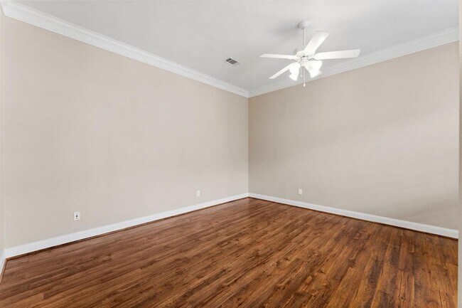 Building Photo - 1038 Memorial Village Dr