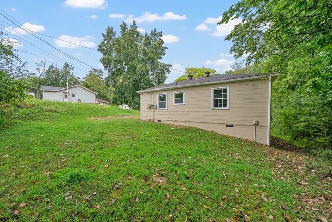 Building Photo - 2 Bedroom Home For Rent Near APSU!