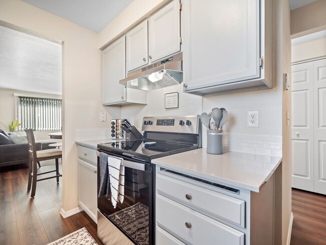 Building Photo - Clean and Cozy 2 bedroom condo with private parking