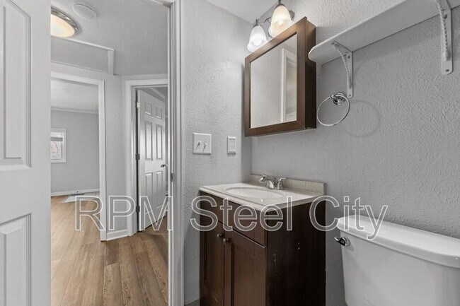 Building Photo - 903 W 15th St