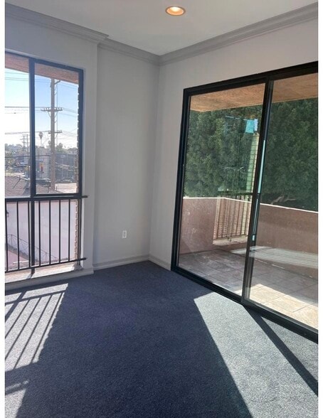 Building Photo - 1132 S Doheny Dr
