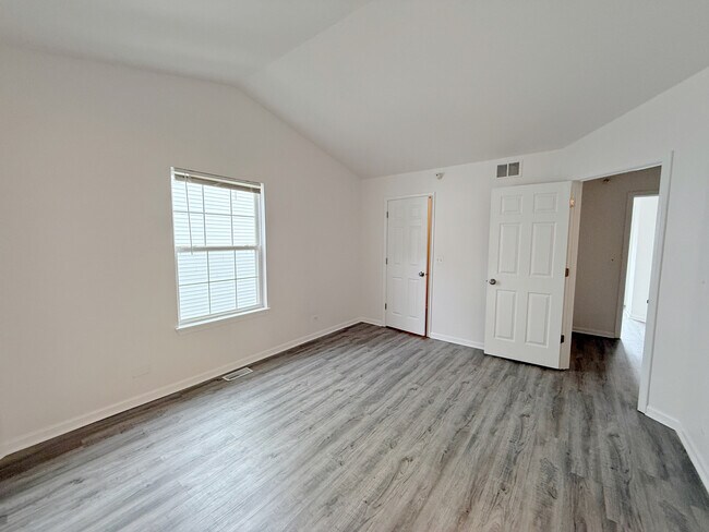 Building Photo - 2554 Dickens Dr