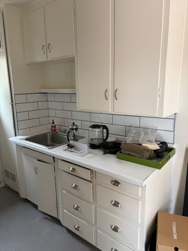 Building Photo - 2 Bedroom, 1 Bathroom Home near Nob Hill/UNM/UNMH