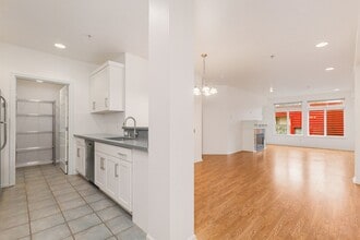 Building Photo - 2 Bedroom 1.75 Bath Condo - Seattle
