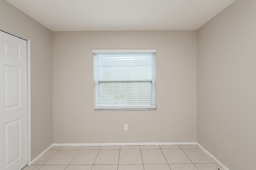 Building Photo - 908 Pine Ridge Cir E