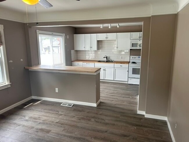 Building Photo - Beautifully Remodeled - 3 bedroom/1 Bath i...