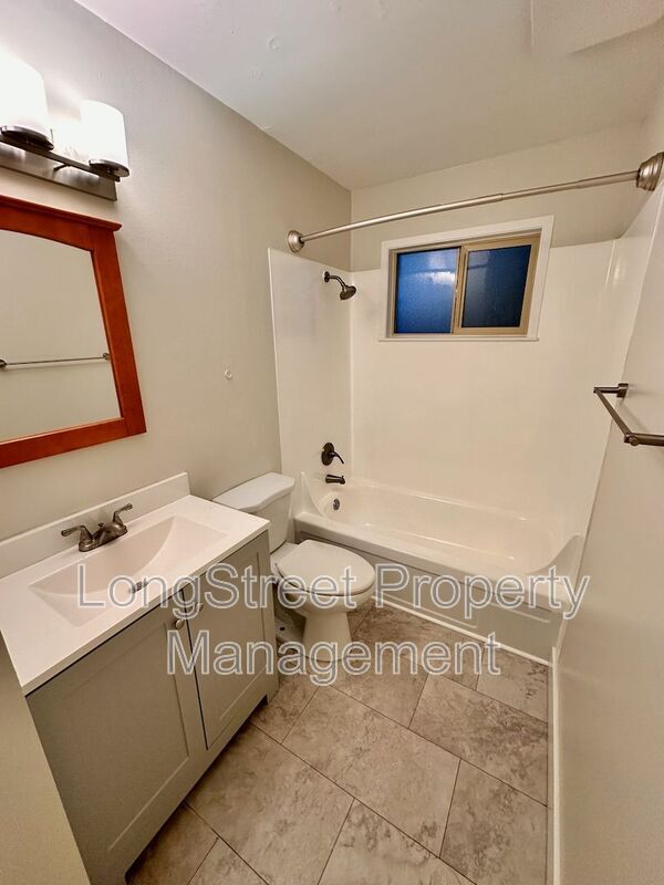 Building Photo - 123 SE 30th Pl