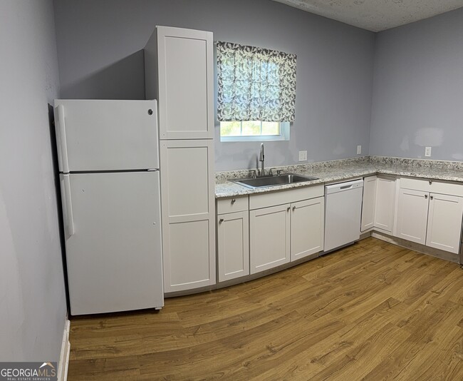 Building Photo - 1006 W College St Ext