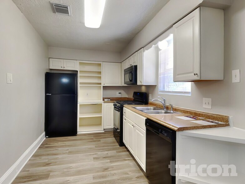 Building Photo - 4427 Oakside Dr