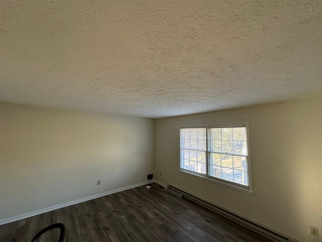 Building Photo - Split Foyer home off Old Forest Road