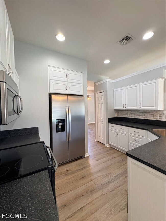 Building Photo - 3710 SW 13th Ave