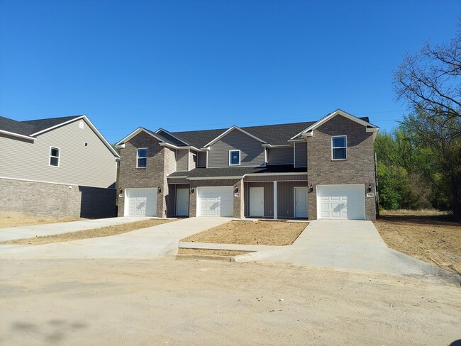 Building Photo - Beautiful New Townhomes in Alma!