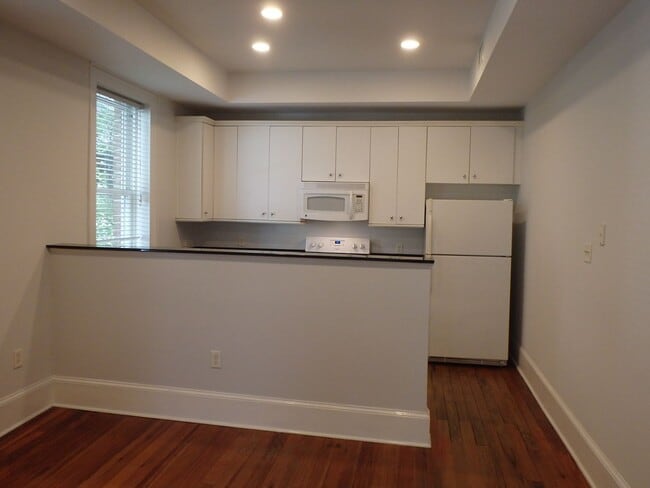 Building Photo - Two Bedroom Townhome Close to Forsyth Park