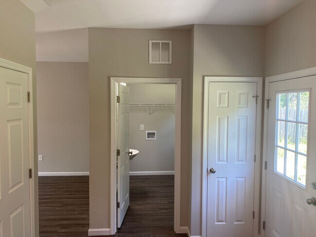 Building Photo - Beautiful 3 bedroom 2.5 bathroom home in C...
