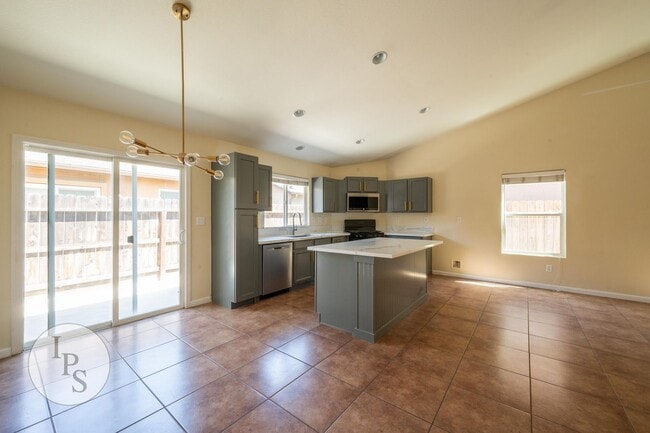 Building Photo - Fresno South East Home, 3BR/2BA, Built 200...