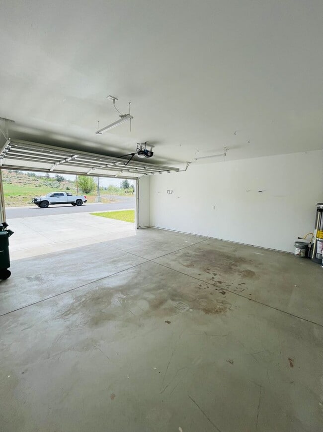 Building Photo - Entertainers delight, 3bdrm 2.5 bath home ...