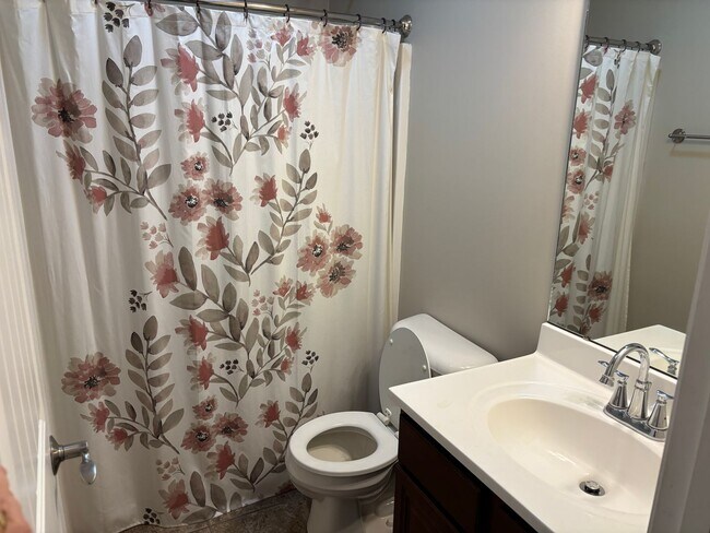 Building Photo - 2 Bedroom/2 Bathroom Apartment!