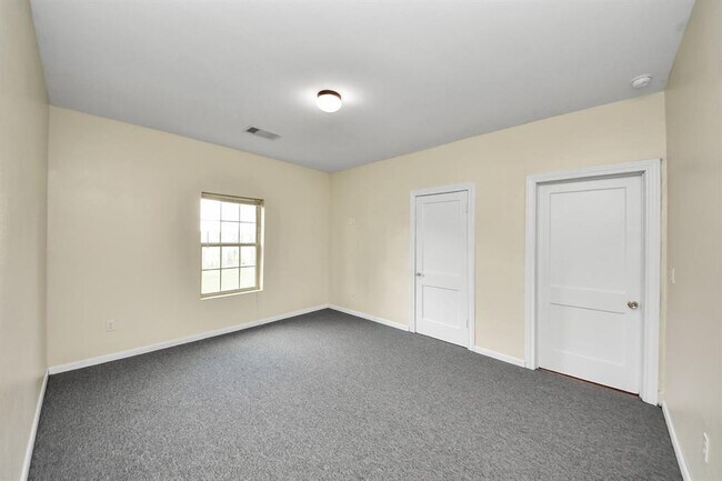 Building Photo - 909 S Victory St