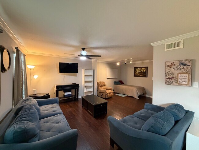 Building Photo - Beautiful 3 Bedroom Townhome