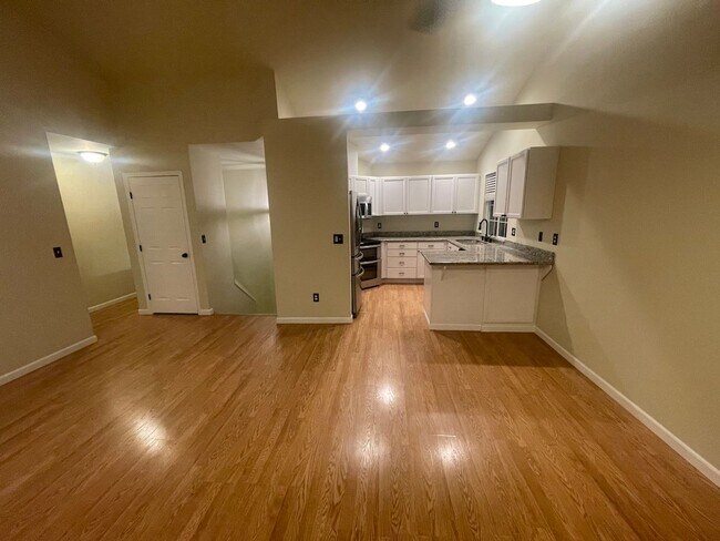 Building Photo - Spacious 4 Bedroom Home for Rent in Lake S...