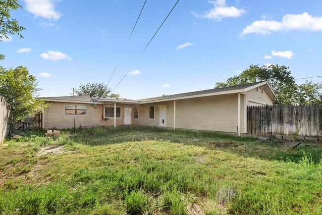 Building Photo - 1418 Crescent Dr