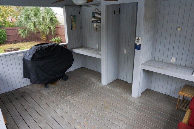 Building Photo - Pool Home in FWB!