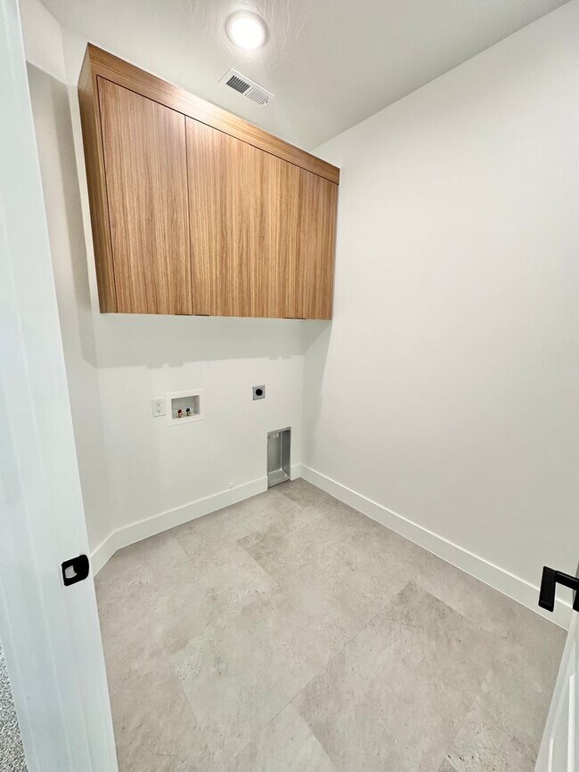 Building Photo - PET FRIENDLY!! HURRICANE TOWNHOME!