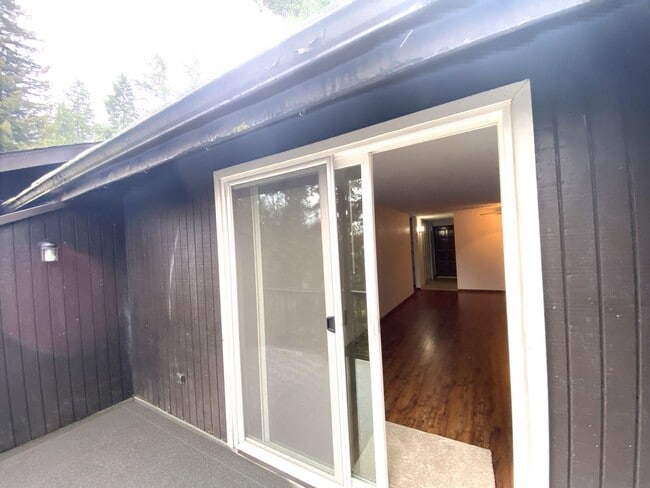 Building Photo - 2 bed/ 1 bath Condo!  With  Great Views!