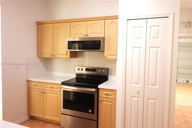 Building Photo - 2865 SW 139th Ave