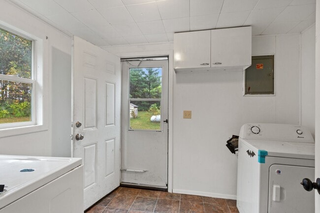 Building Photo - 2 Bedroom House