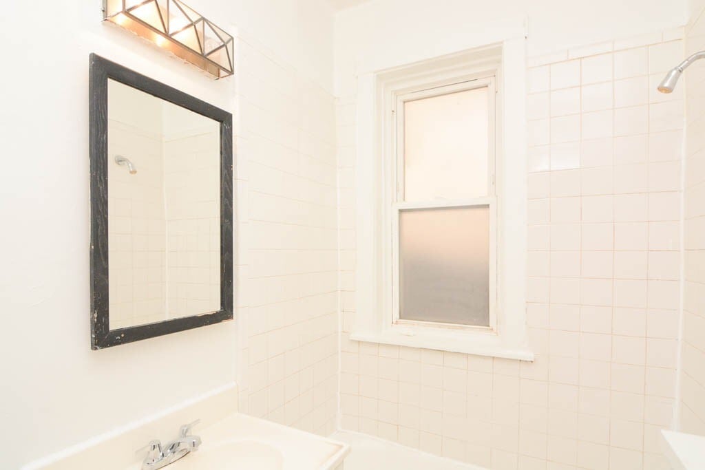 Building Photo - 516 W Melrose St