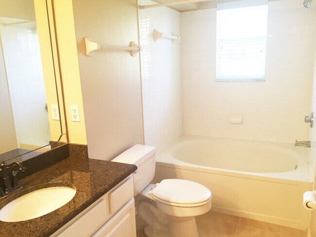 Building Photo - Beautiful 3 bedroom 2 Bath Townhome