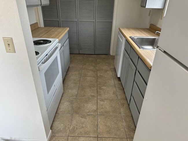 Building Photo - 307 N 1st St