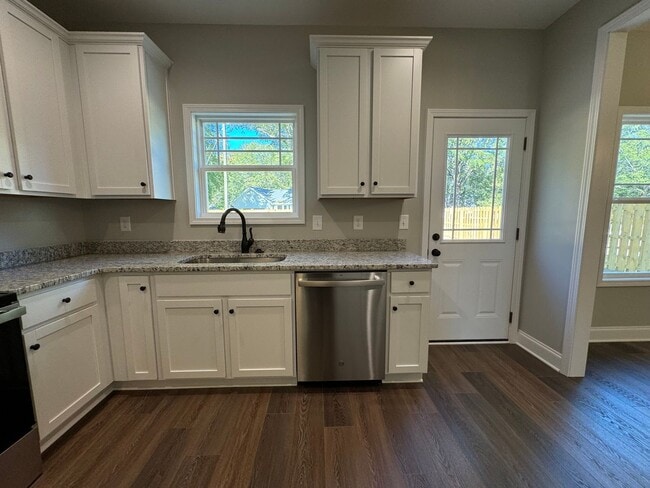 Building Photo - NEWER 4/2.5 House in Armuchee-$2,195