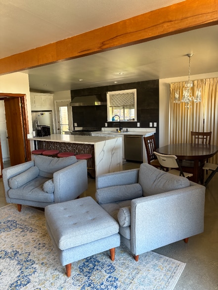 Building Photo - 228 Topaz St