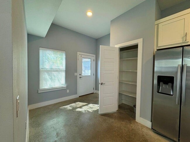 Building Photo - 6201 Felix Ave