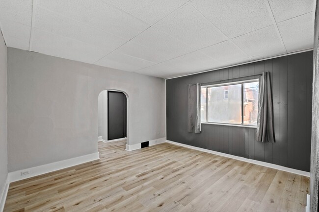 Building Photo - Gorgeous 4 bedroom home in Pittsburgh avai...