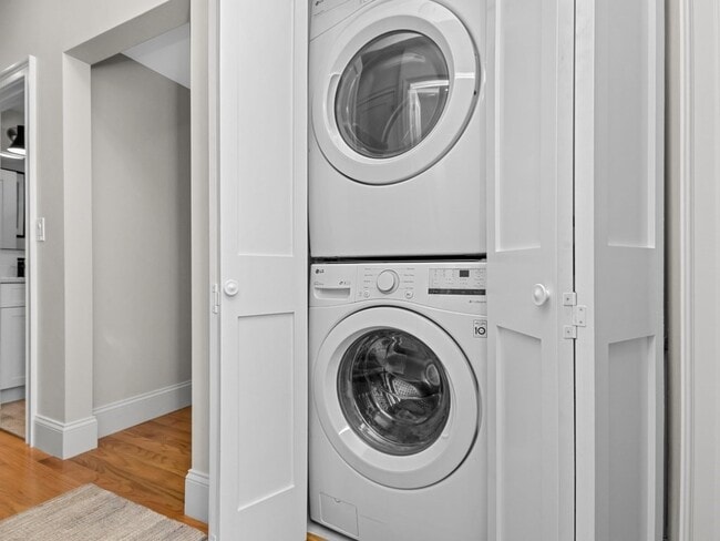 Building Photo - 225 Saratoga St