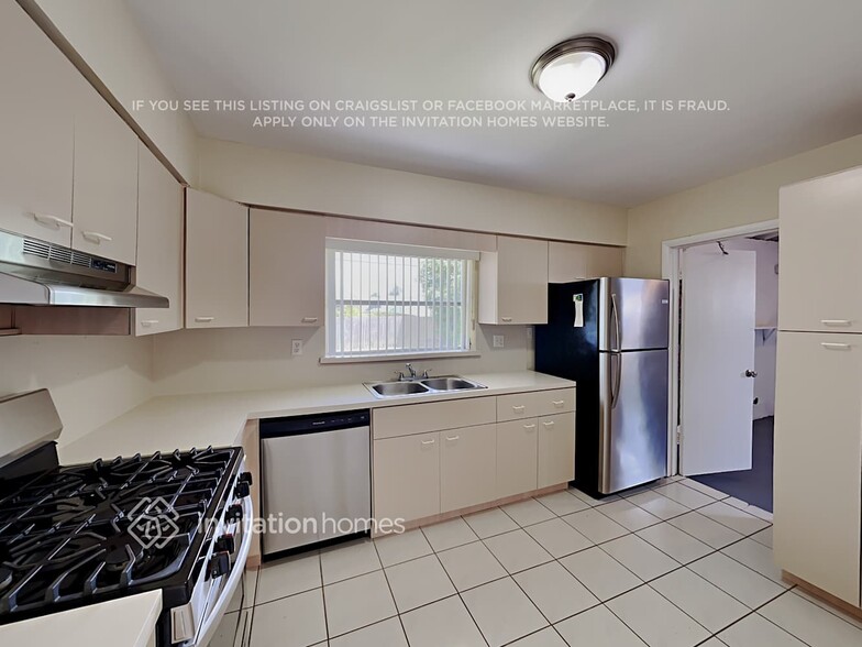Building Photo - 9411 SW 192nd Dr